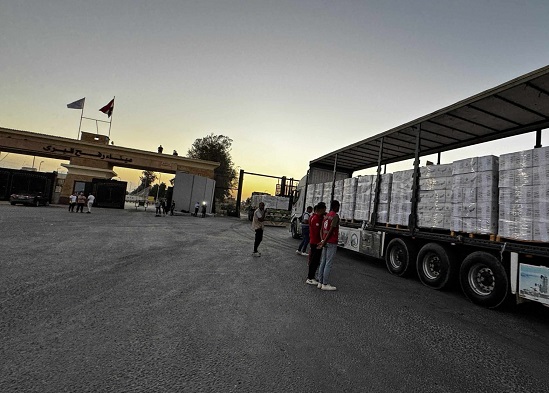 معبر رفح يستقبل المرضى ويواصل إدخال شاحنات المساعدات الإنسانية