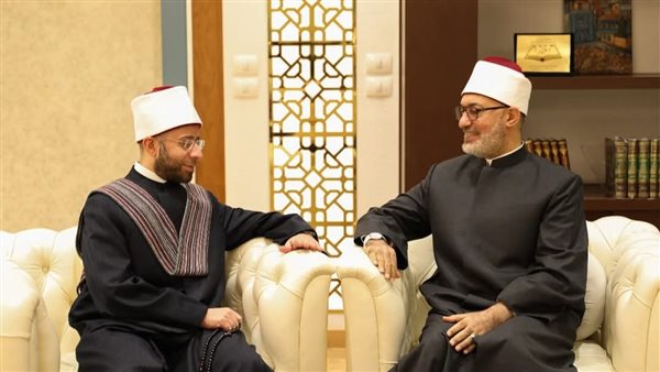 وزير الأوقاف يطمئن على صحة مفتي الجمهورية في زيارة ودية