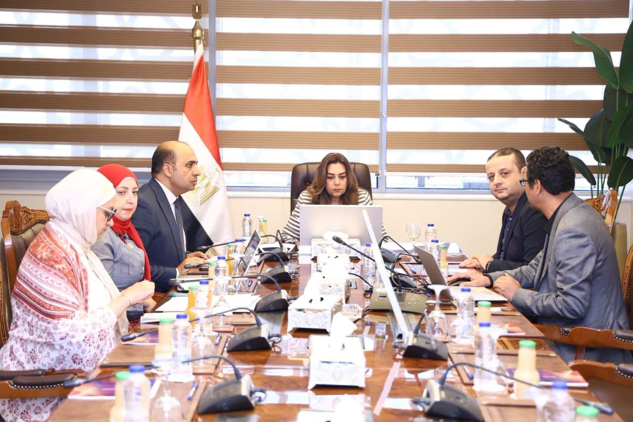 وزيرة التنمية المحلية تستعرض مستجدات نظام إدارة المخلفات وتطبيق EPR