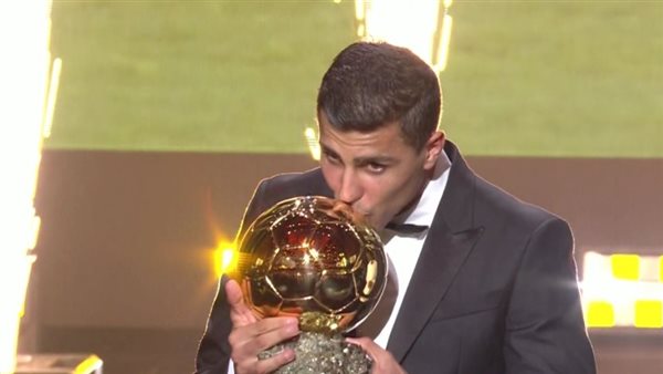 رودري ينضم إلى برشلونة ويعيد الكرة الذهبية إلى تاريخ النادي