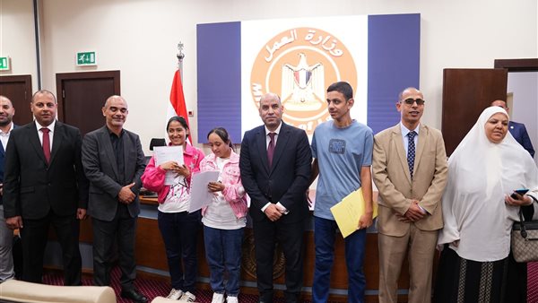 وزير العمل يسلم عقود عمل جديدة لذوي الهمم في خطوة لتعزيز الدمج
