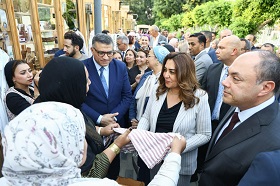 وزيرة التنمية المحلية تدعو للتكامل لدعم المنتجات المحلية في افتتاح بازار صعيد مصر