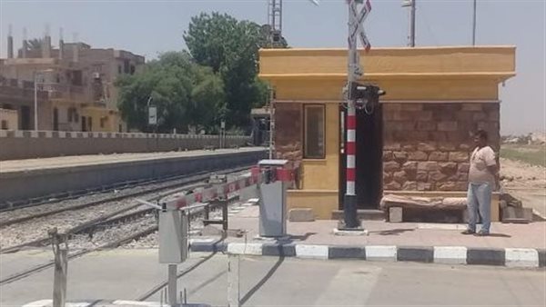 غلق مزلقان الشنهورية بقوص لمدة يومين لتطوير نظم الإشارات