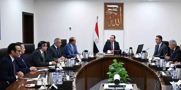 رئيس الوزراء يتابع تطوير آلية الدعم النقدي السلعي لتعزيز العدالة الاجتماعية