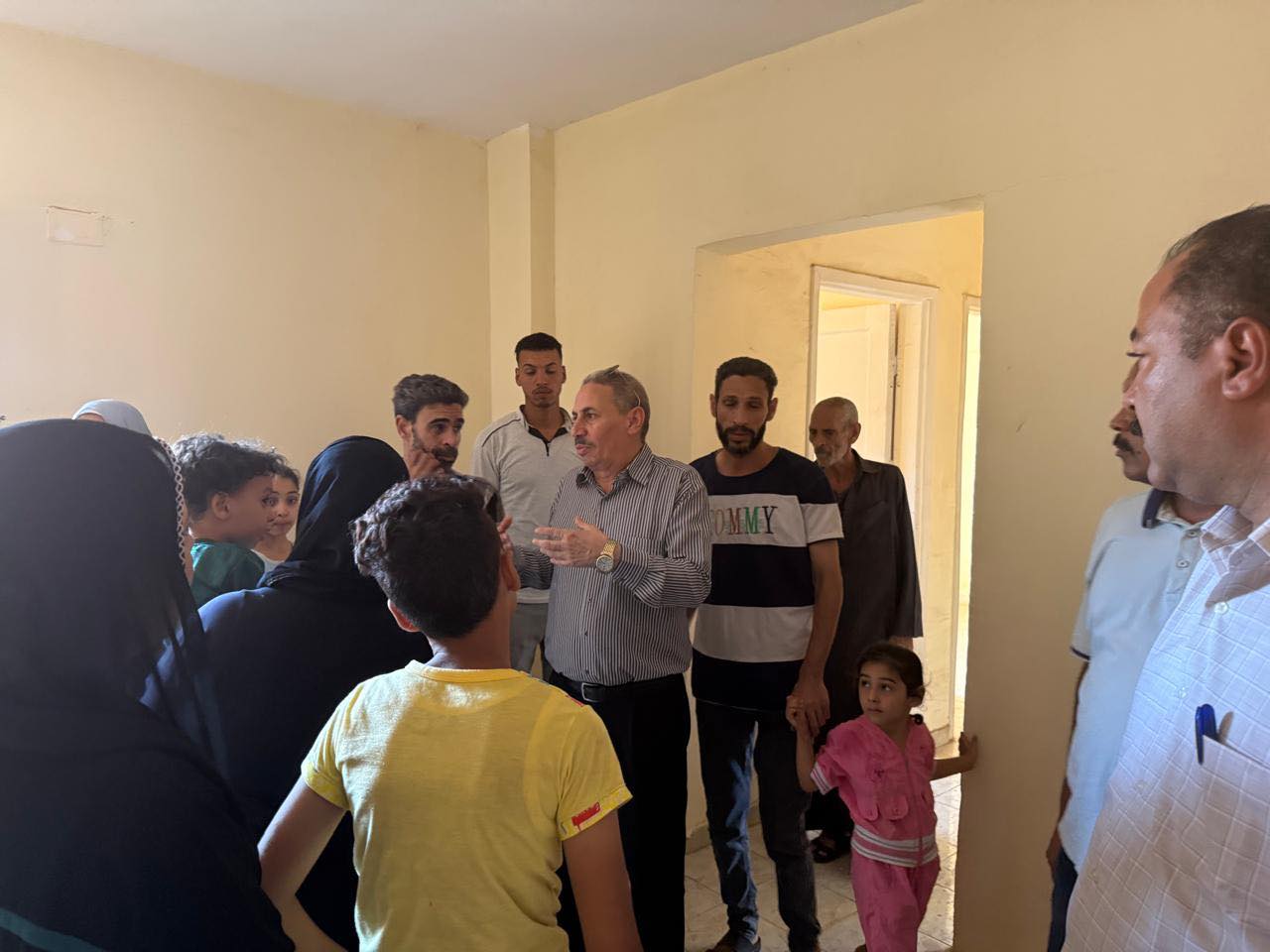 محافظ سوهاج يسلم وحدات سكنية مؤقتة لأسرة ضحية انهيار عقار