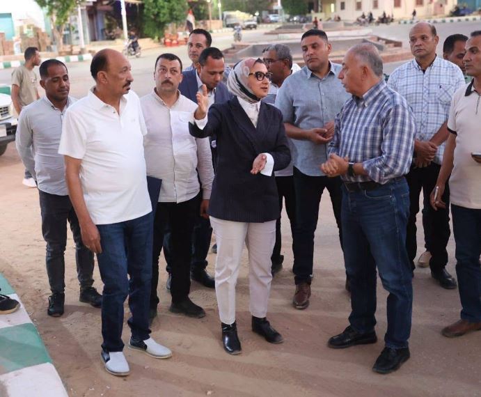 محافظ الوادي الجديد تتابع تطوير طريق الخارجة - الداخلة وتحدد موعد الانتهاء