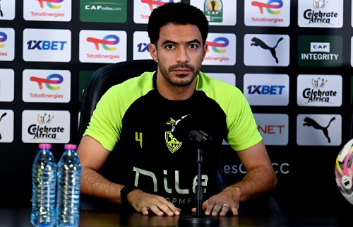 لاعبو الزمالك يهديان الجماهير قميصين يحملان الرقم "1" قبل انطلاق الدوري