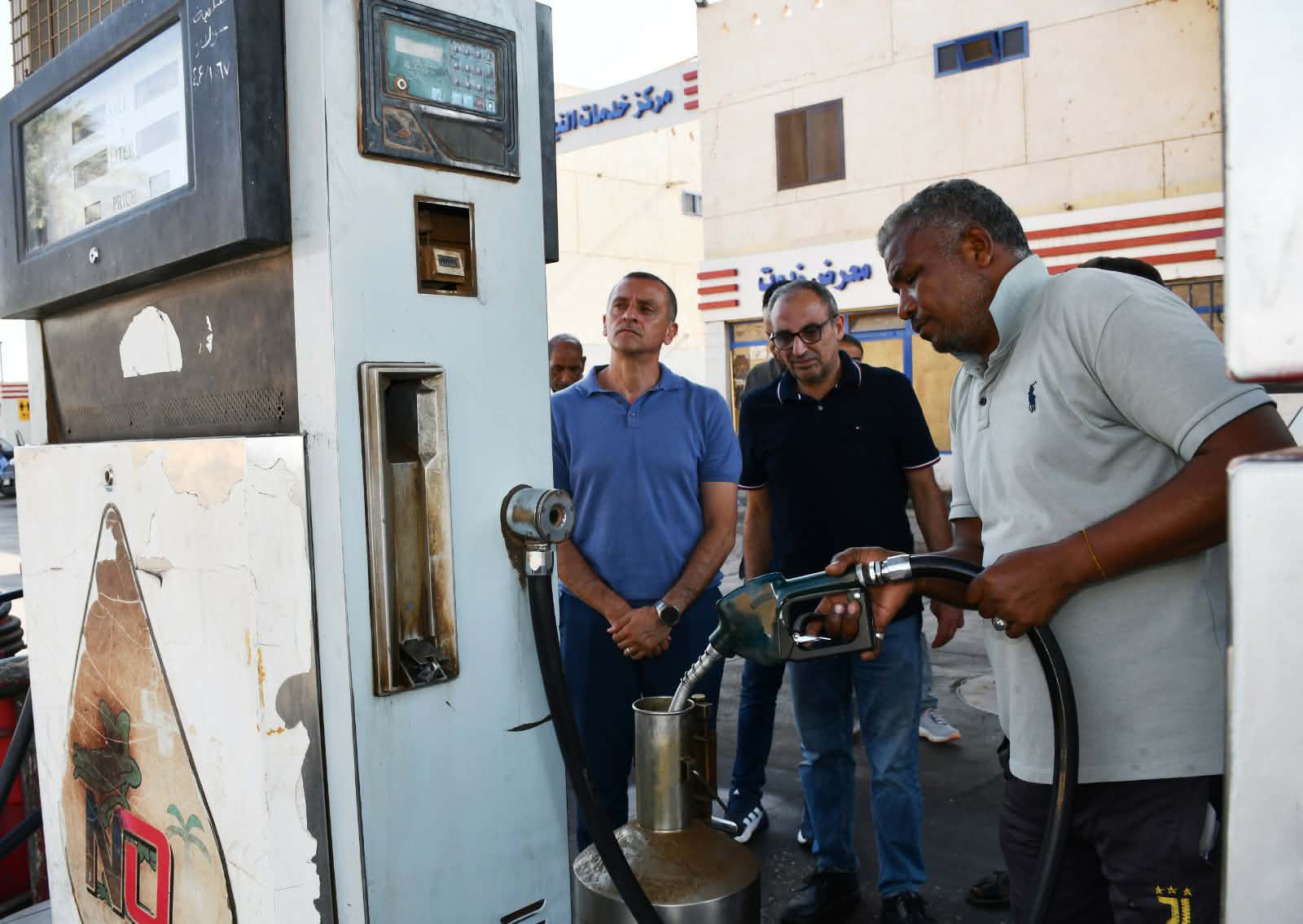 محافظ أسوان يضبط مخالفات في محطة وقود خلال جولة ميدانية مفاجئة