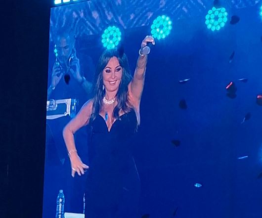 إليسا تأسر جمهور العلمين بأغانيها الخالدة في حفل يلا ساحل