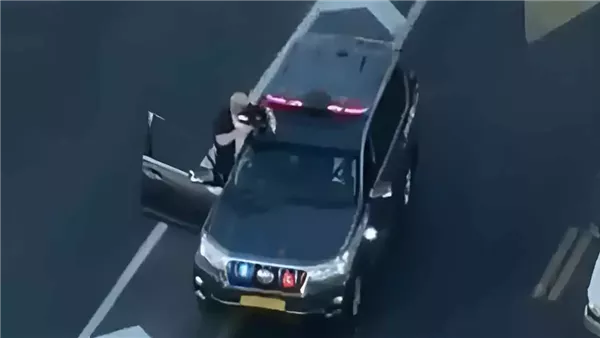 حارس نتنياهو يثير القلق بسلاحه في موكب تل أبيب