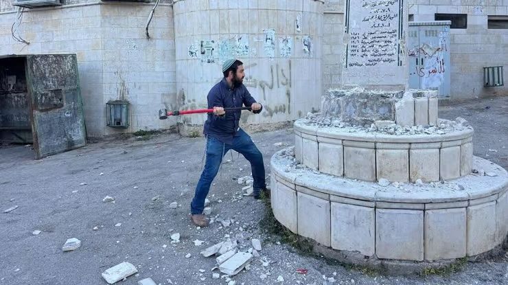 عضو كنيست إسرائيلي متطرف يحطم نصبًا تذكاريًا في قرية فلسطينية