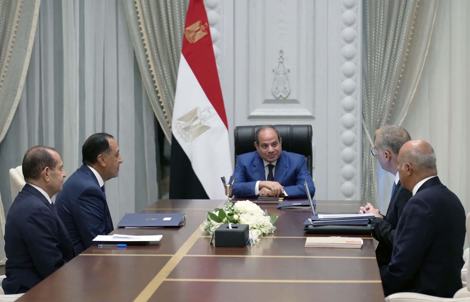 السيسي يترأس اجتماعاً لمتابعة خطط تعزيز إنتاج الزيت والغاز الطبيعي