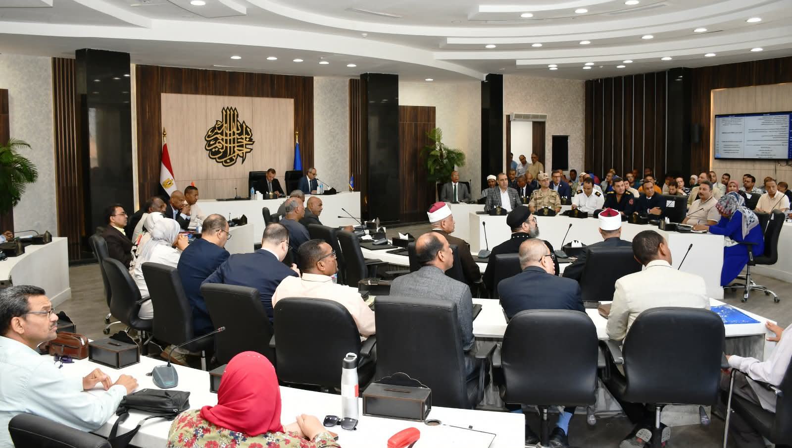 محافظ أسوان يوجه بإنهاء تقنين أراضي الدولة المتأخرة قبل نهاية أغسطس