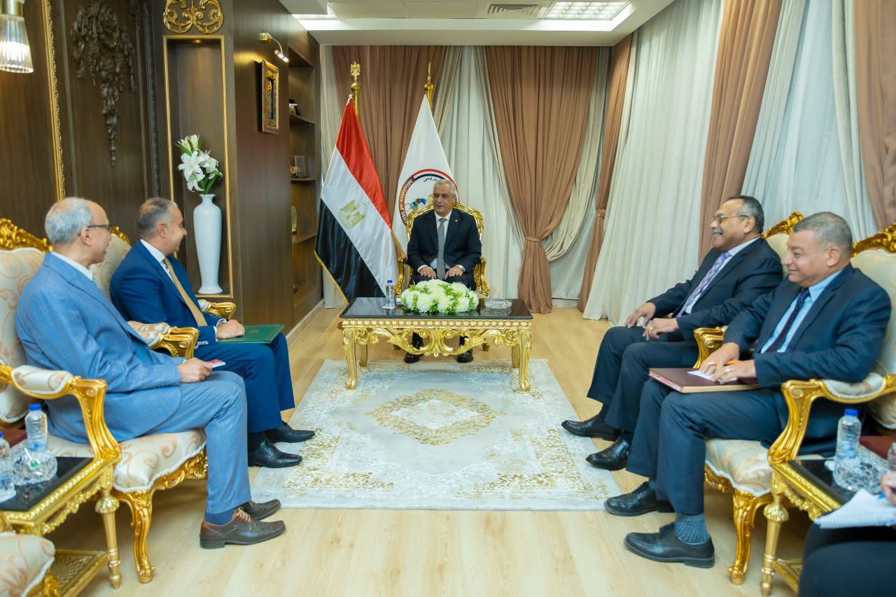 تعزيز التعاون المصري الأوغندي: وزير الإنتاج الحربي يستقبل السفير شريف الجمال