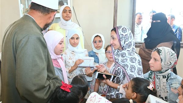 محافظ البحيرة تحتفل بالمولد النبوي وتوزع الحلوى على الأطفال