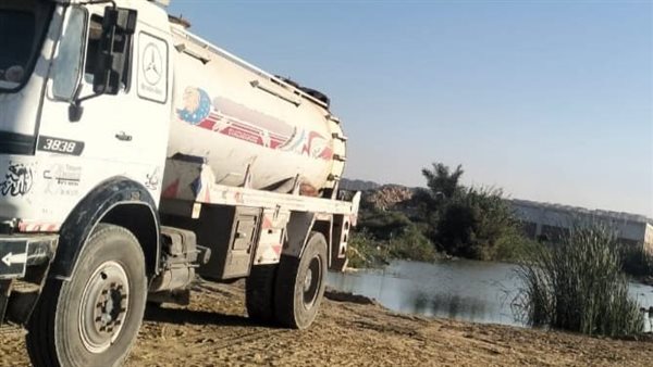 ضبط سيارة نقل تلقي مخلفات خطرة في بحيرة مريوط بالإسكندرية