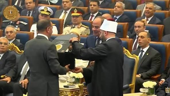 وزير الأوقاف يهدي الرئيس إصدارات الشمائل النبوية بـ 20 لغة احتفالًا بالمولد النبوي