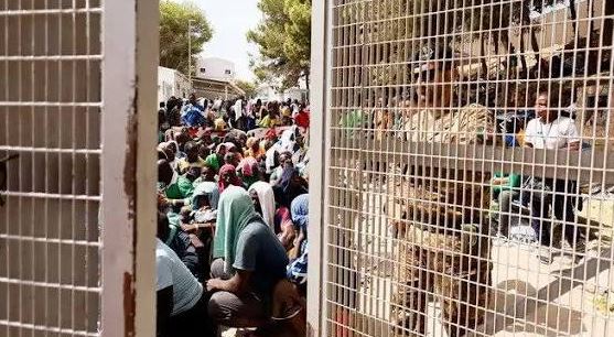 العثور على 58 مهاجراً محتجزين داخل شاحنة في ضواحي باريس