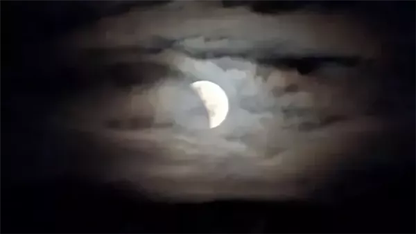 خسوف جزئي للقمر الجمعة: مواعيد الرؤية في مصر والظاهرة الفلكية