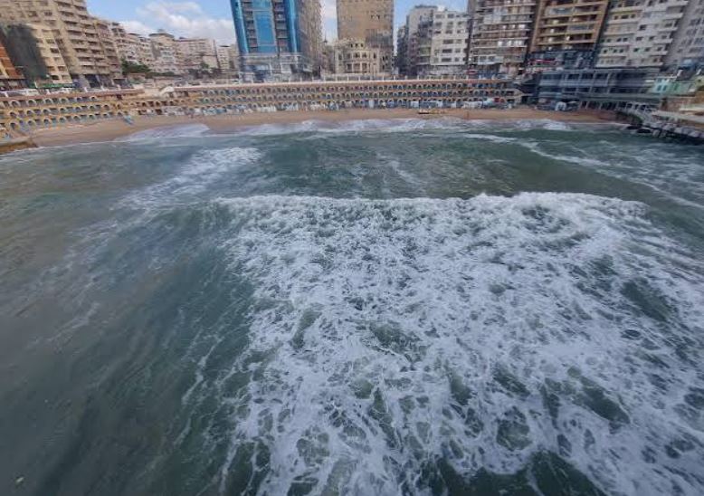 الإسكندرية تستعد لأمواج عاتية وتحذر من النزول إلى البحر