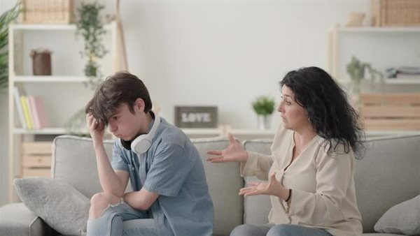 7 أخطاء شائعة تُغلق باب الحوار بين الأمهات وأبنائهن