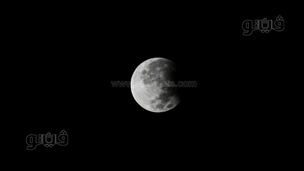 خسوف القمر يضيء سماء مصر ويجذب الأنظار لمدد زمنية مثيرة