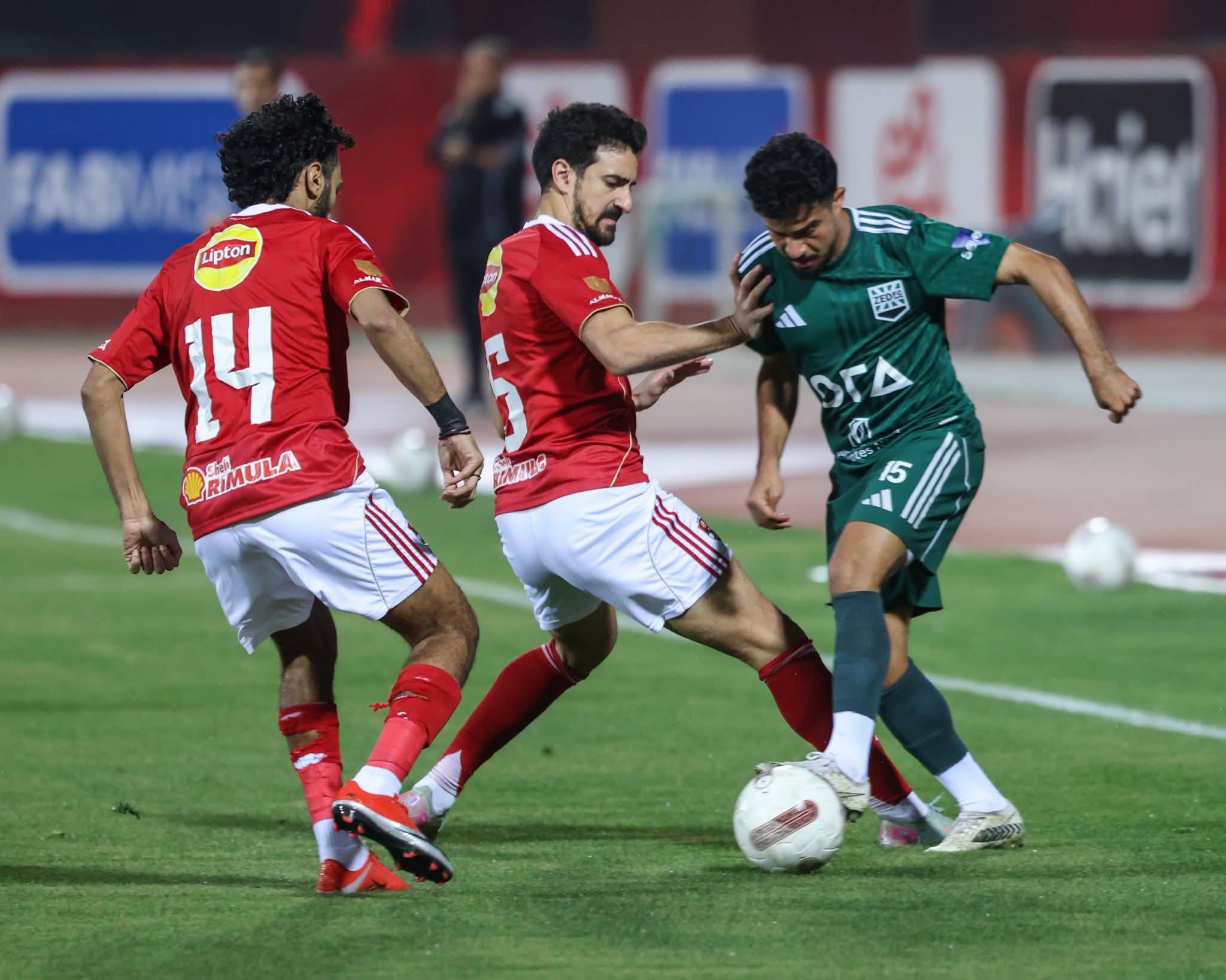 الأهلي وزد في مواجهة حاسمة بالدوري المصري الممتاز اليوم