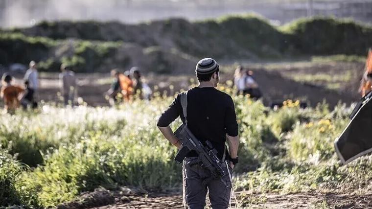 اعتداءات مستوطنين على مزرعة فلسطينية ومنع الصلاة في الضفة الغربية