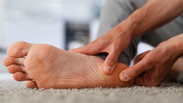 أسباب ألم الكعب الصباحي وطرق فعالة لعلاجه