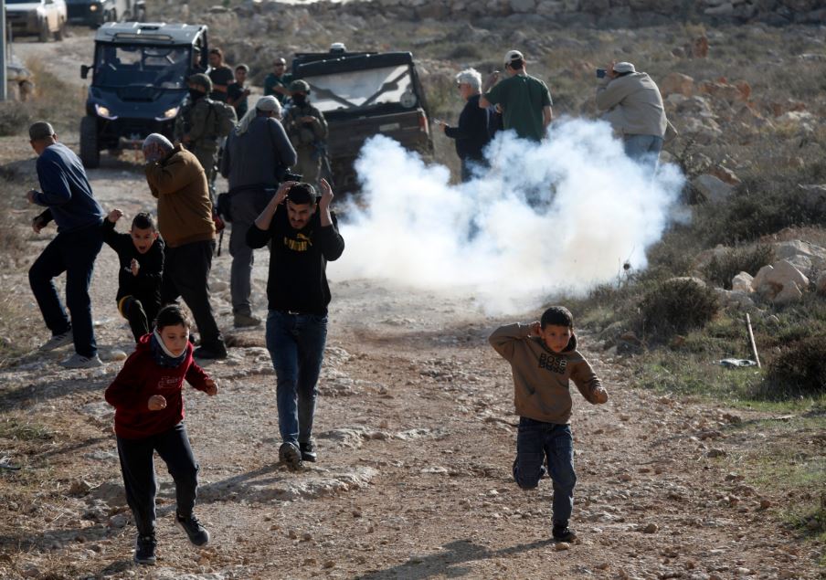اعتداء مستوطنين في الخليل يسفر عن إصابة 3 فلسطينيين بينهم طفلان