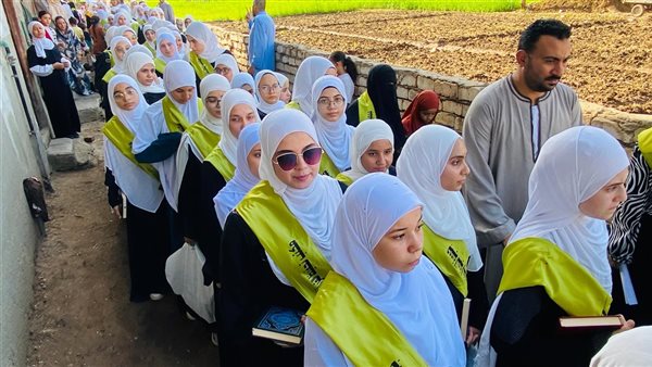 مسيرة حاشدة في أبو بشت للاحتفال بحفظة القرآن الكريم