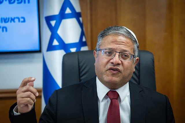بن غفير يقتحم زنازين الأسيرات الفلسطينيات ويُظهر سعادته بظروف اعتقالهن