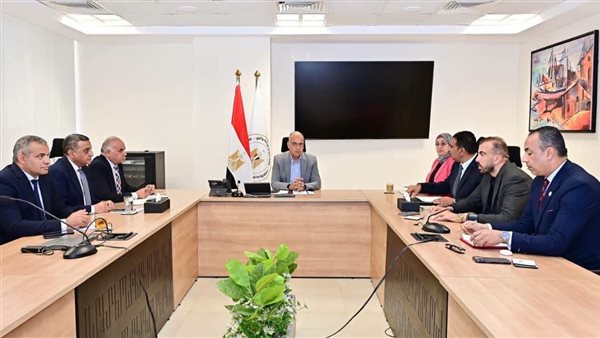 وزير الري يناقش مطالب المواطنين بشأن تحسين المنشآت المائية