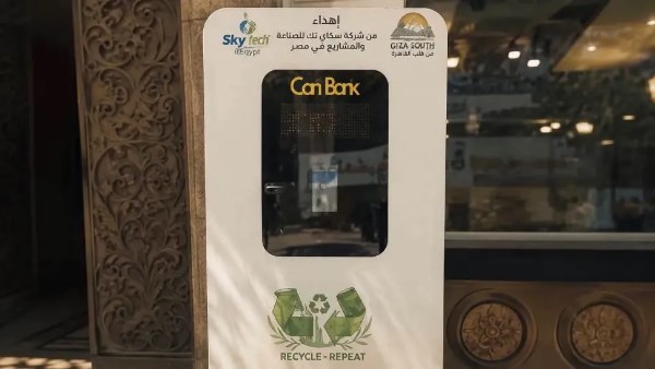 الجيزة تشهد إقبالا غير مسبوق على ماكينات جمع الزجاجات البلاستيكية