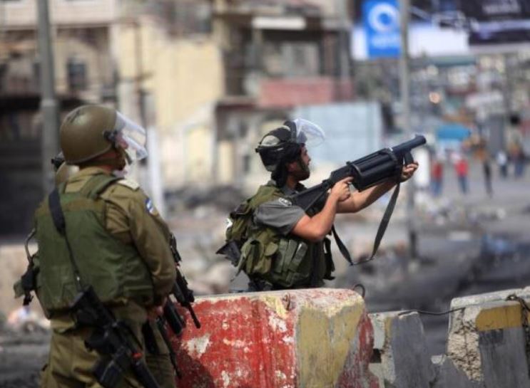 إصابة فلسطينيين خلال هجوم للجيش ومستوطنين على قرية المغير