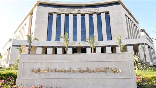 جهاز حدائق أكتوبر يحث أصحاب المحلات على ترخيص أنشطتهم التجارية