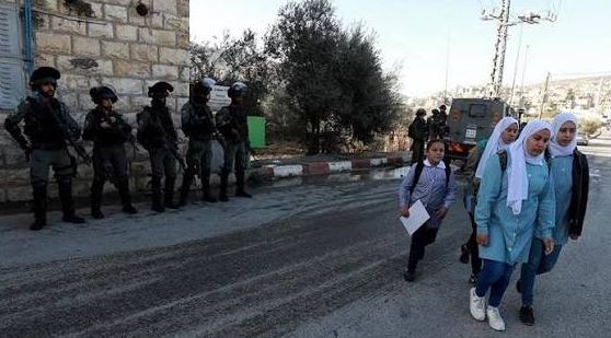 محافظة القدس تحذر من فرض المنهاج الإسرائيلي على 45 ألف طالب فلسطيني