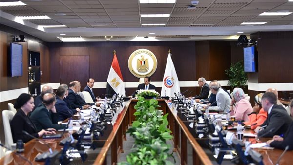 وزير الصحة يناقش تطوير خدمات التأمين الصحي وإدارة مستشفى هليوبوليس الجديدة