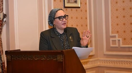داليا الإتربي تدعو لمراجعة شاملة لقبول خريجي العلوم في صيدلة المنصورة-مانشستر