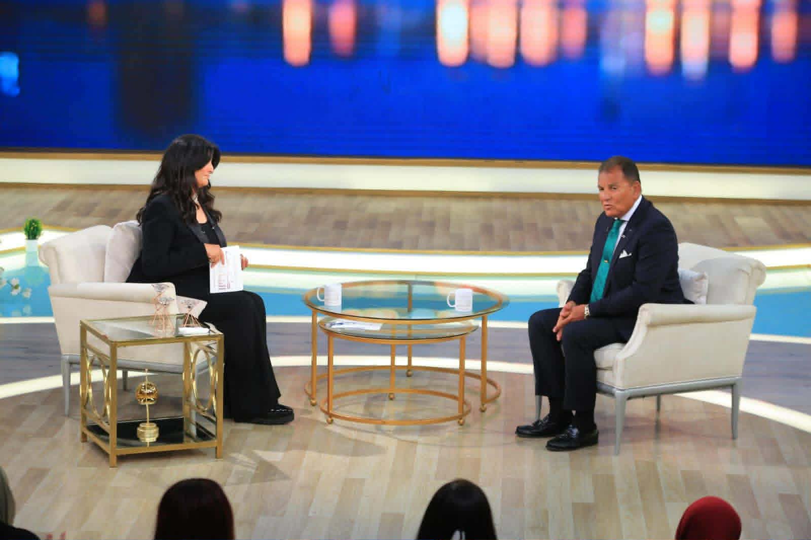 منى الشاذلي تستضيف حاتم باشات لبحث دور مصر في مشروع سد جوليوس نيريري