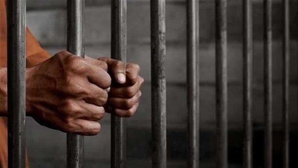 عاطل ينتحل صفة موظف للاحتيال على أصحاب المحال بالقاهرة