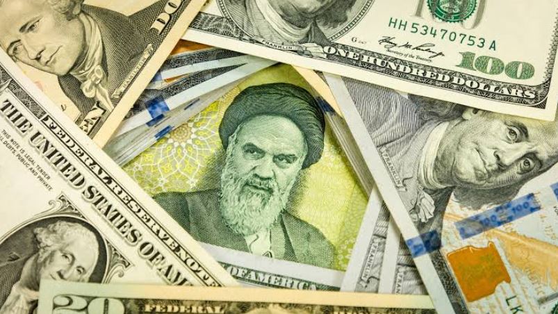 الريال الإيراني يسجل هبوطًا قياسيًا متجاوزًا 2.2 مليون مقابل الدولار
