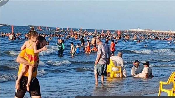 رئيس رأس البر يتفقد جاهزية الشاطئ ويؤكد على سلامة المصطافين