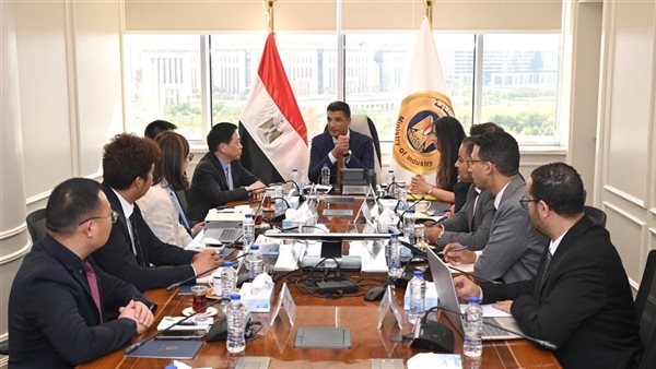 وزير الصناعة يلتقي مجموعة كينجدوم الصينية لتعزيز صناعة الكتان المصري