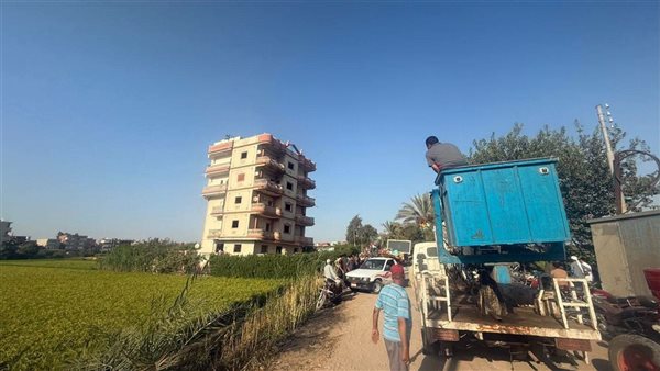 إخلاء عقار مائل في قرية غزالة بالسنبلاوين لحماية المواطنين