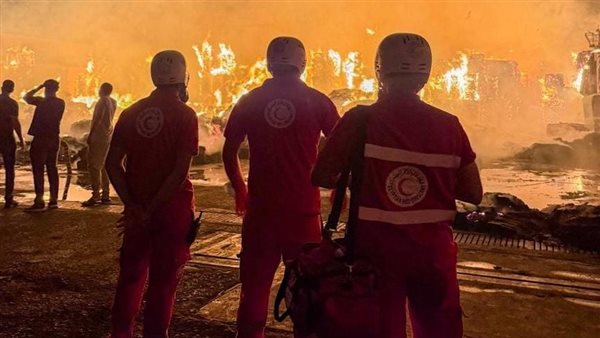 الهلال الأحمر يسرع لإنقاذ المصابين بحريق مصنع كرتون في العبور