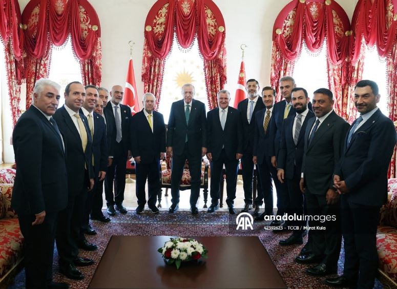 أردوغان يؤكد على روح الصداقة في الدوري الممتاز خلال اجتماعه برؤساء الأندية