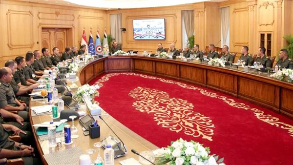 وزير الدفاع يلتقي مقاتلي الجيشين الثاني والثالث لمتابعة التدريب القتالي