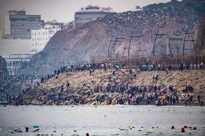 القضاء الإسباني يفتح تحقيقًا حول تدفق المهاجرين إلى سبتة
