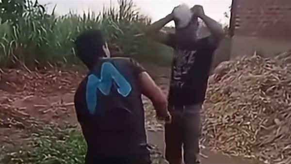 الأجهزة الأمنية تحقق في فيديو يثير القلق حول تهديد شاب بكلب شرس